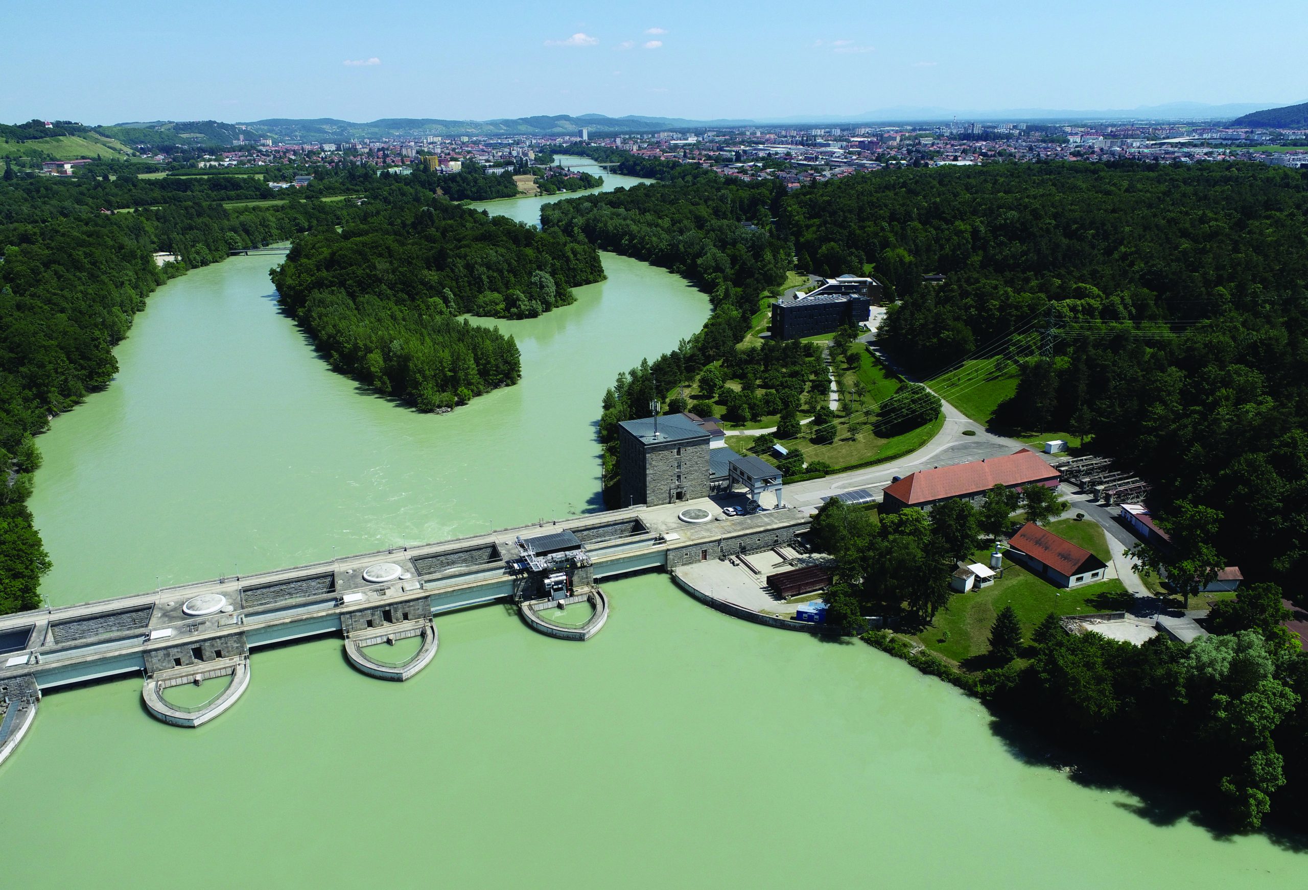 Hidroelektrarna Mariborski otok in upravna stavba Dravskih elektrarn Maribor Foto Jurcek Horvat scaled 2