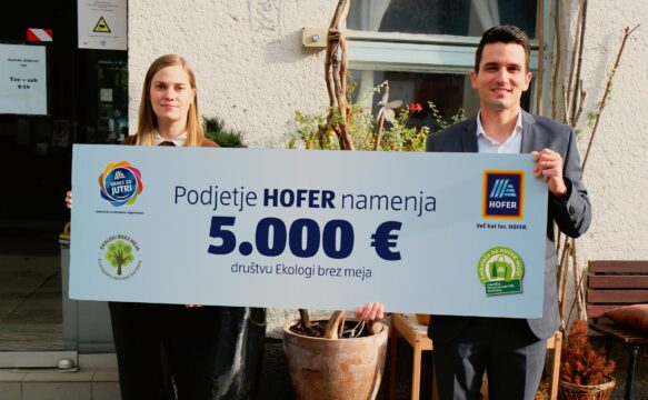 HOFER doniral 5.000 evrov Ekologom brez Meja Katja Sres EBM in Bor Trcek HOFER