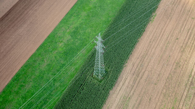 Kaskadni učinek. Na primer, uspešen vdor v informacijske sisteme elektroenergetskega omrežja in izpad dobave električne energije vpliva na vse druge sektorje, ki so neposredno odvisni od dobavljene električne energije.