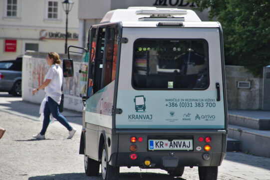 Prevozi na klic so čedalje pogostejša alternativna oblika mobilnosti pri nas, a rešujejo le del težav z mobilnostjo, s katerimi se srečujejo osebe z oviranostmi. Foto: Simon Koblar