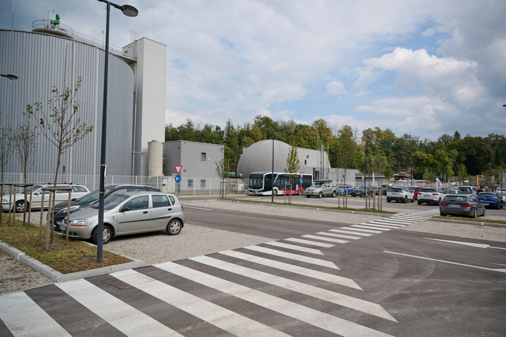 Novo parkirisce z avtobusnim postajaliscem