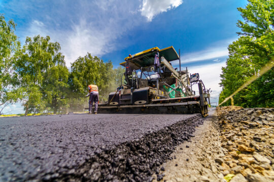 Vključevanje recikliranega asfalta v nove asfaltne plasti.